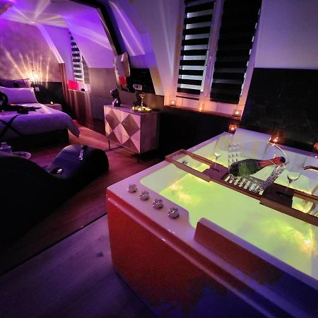 Caen, Tu M'Aimes - Suite Romantique Экстерьер фото